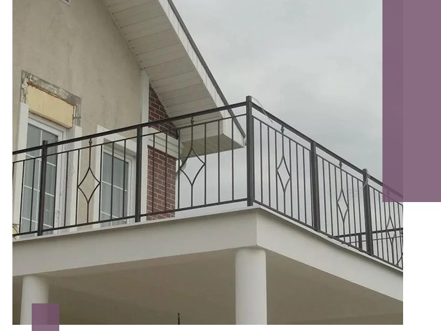 Изготовление балконных ограждений в Зеленодольске из металла и стекла